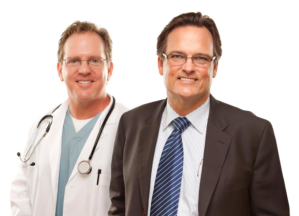 TraumaAssist_105208176 Photo d’un médecin et d’un avocat heureux d’offrir leur aide en cas de traumatisme.