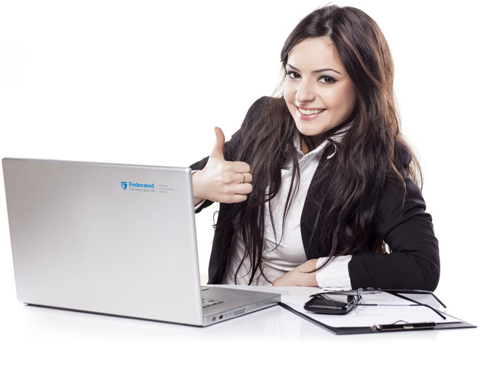 riskWise_477450743 Photo d’une employée des Assurances Federated souriant et levant le pouce.