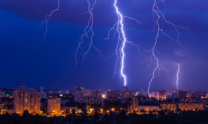 Photo d’éclairs pendant un orage violent en été.