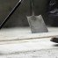 Travailleur balayant un chantier.
