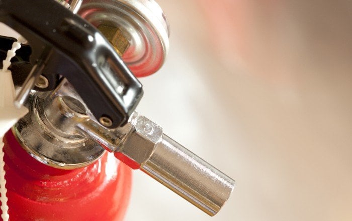 Gros plan d'un extincteur rouge