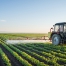 Photo d’un agriculteur canadien arrosant ses cultures au moyen de son camion.