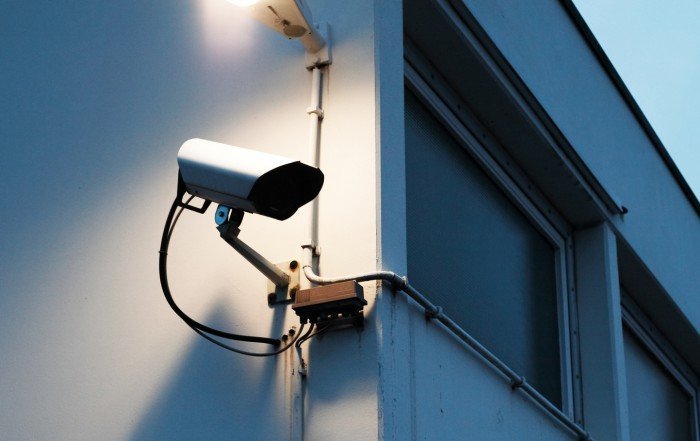 Photo d’un système de surveillance par télévision en circuit fermé permettant de surveiller les lieux d’un bâtiment.
