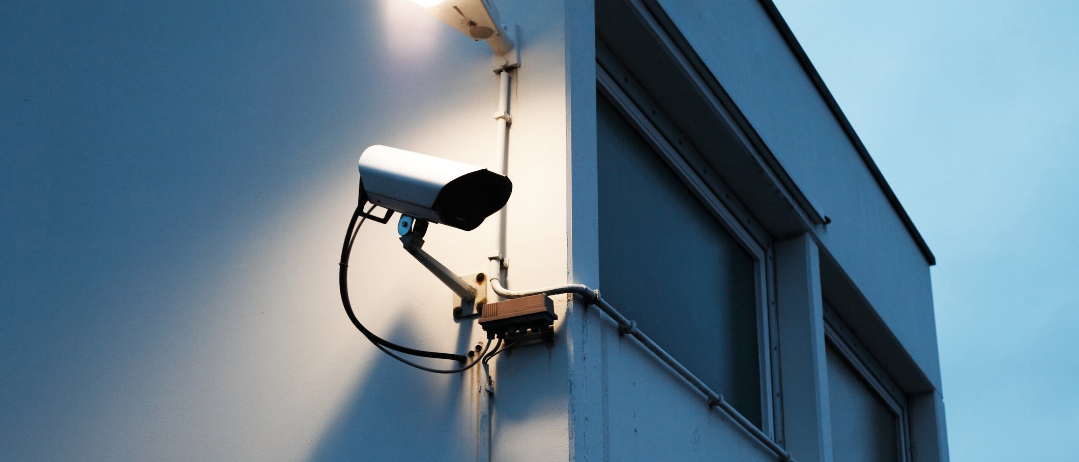 An alarm system with a CCTV surveilling the premises of the building