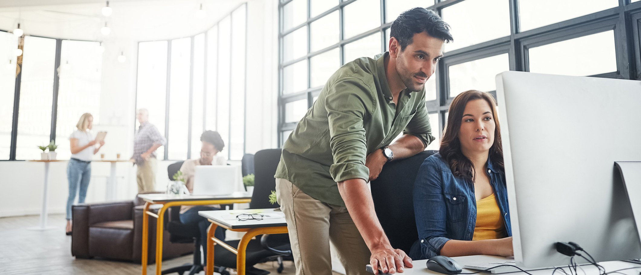 Photo d’un employeur formant son employé sur la façon de se protéger contre les cyberattaques.