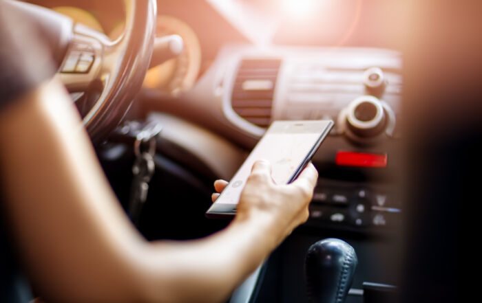 woman on cell phone while driving