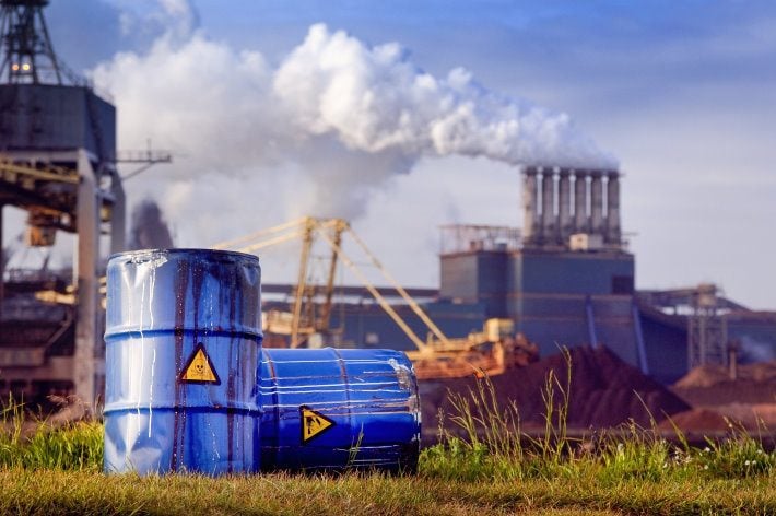 Des déchets chimiques sur un chantier de construction.